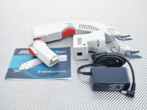 Fabric cutting device